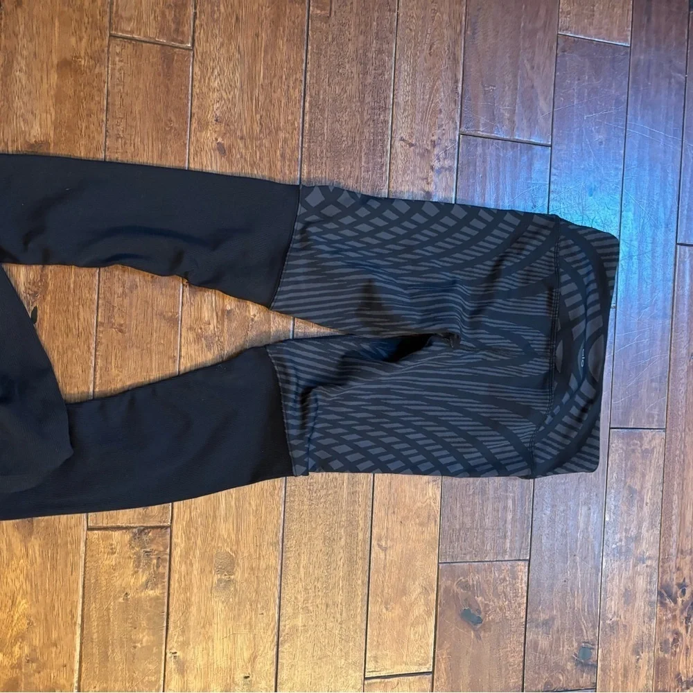 Alo yoga black Gray printed goddess leggings women’s size xxs